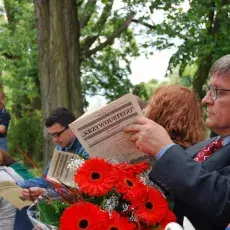Rektor UG, prof. UG dr hab. Andrzej Ceynowa, czyta „Jednodniówkę” 