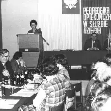 Doc. dr Irena Jundziłł głosi referat na konferencji zorganizowanej w IP (8-10.XI.1979)