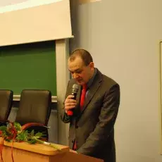 W imieniu uczniów prof. dr hab. Joanny Rutkowiak przemawia dr Piotr Zamojski