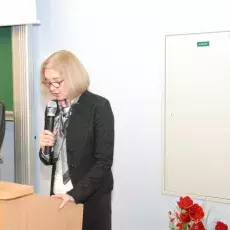W imieniu uczniów prof. dr. hab. Jana Żebrowskiego przemawia dr Joanna Nowak